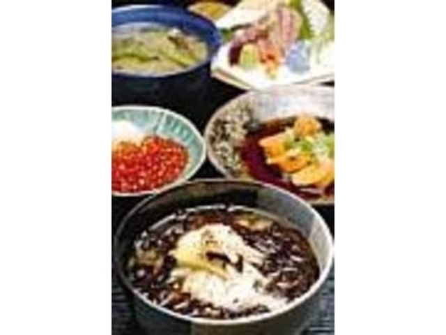 『どんがら汁』(手前)など郷土の味が並ぶ_居酒屋 味山海