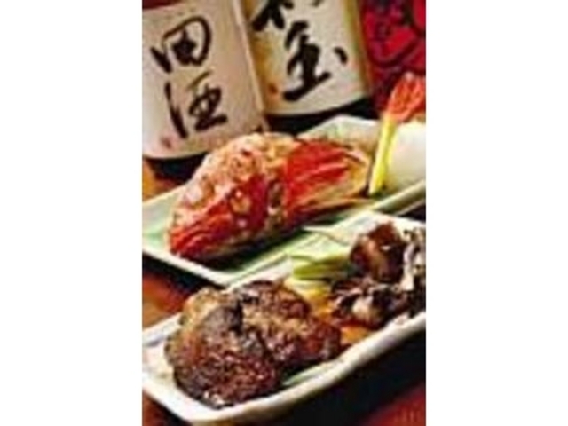 『マグロの頬肉ステーキ』(手前714円)_魚屋酒家 たこ