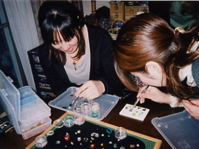 ガラスアクセサリー制作中!!楽しそうです。_ガラスとシルバーで創るアクセサリー制作体験 伊豆高原KIRARI工房