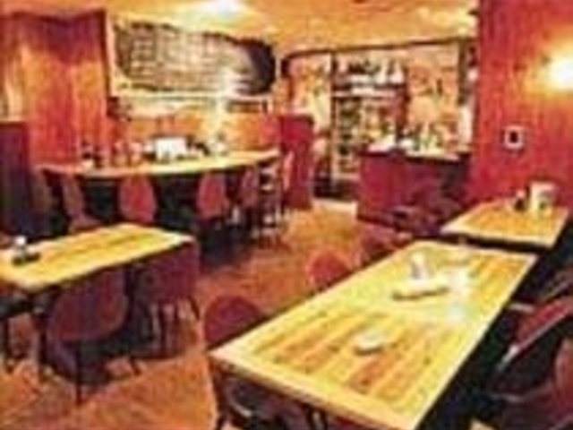 やわらかい照明で落ち着いた雰囲気の店内_伊酒屋 オリタリ庵