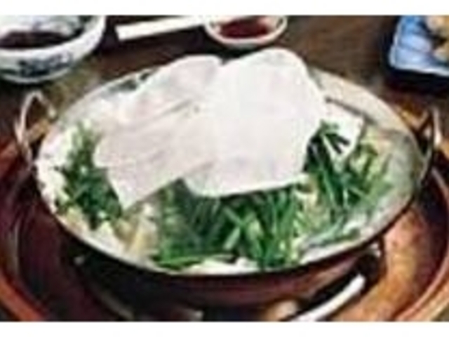 餃子の皮をフタがわりにした『もつ鍋』_もつ擴 警固店