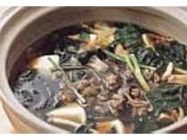 わかめやざる豆腐などが満載の『地鶏鍋』_居酒屋 たるや