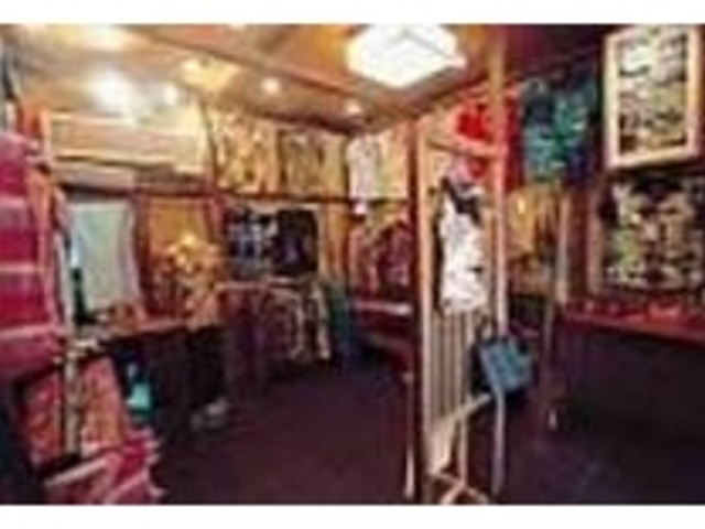 店内には一つ一つ違う柄のアロハがズラリ_PAGONG