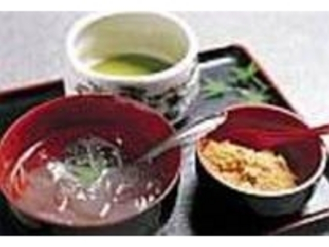 『わらびもち・お薄セット』が人気だ_寿楽庵