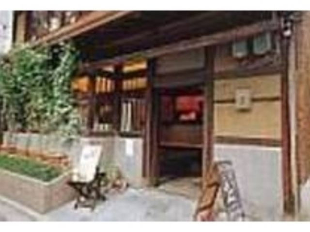 町家を改装した建物は、木の温かみを感じる_安穏