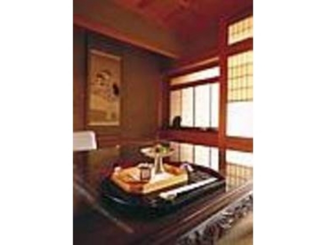 書院造りの部屋で懐石料理を味わう_音戸山山荘 畑善