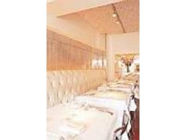 温かみとエレガンスさを感じさせる店内_chez tomo