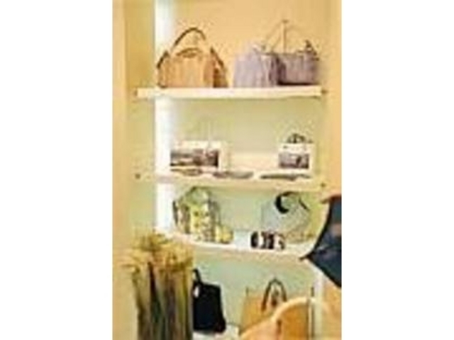 たくさんのおしゃれな布バッグ等が並ぶ_LAZY SUSAN 青山店