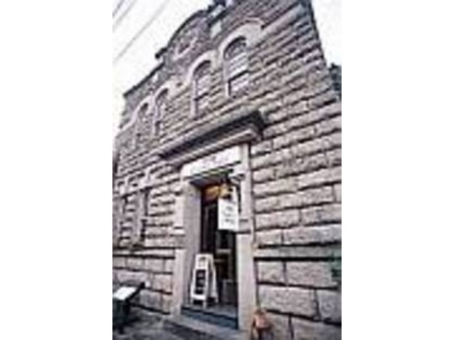 国の登録有形文化財指定の重厚な建物_カフェ ド グラン ボア