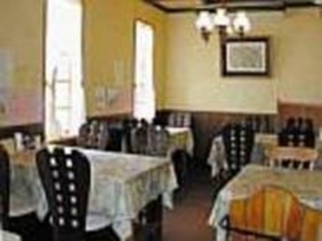 窓から優しい光が差し込む落ち着いた店内_アル・ケッチァーノ
