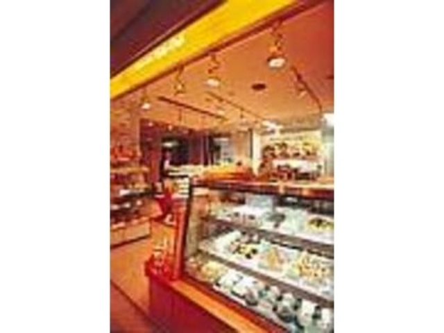 ショーケースの中には手作りケーキもズラリ_Take Out