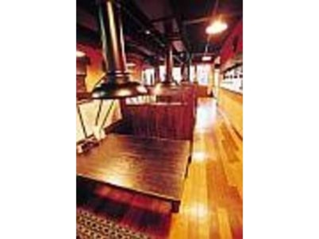 木を基調とした、温かみのある店内_路庵かろばんや