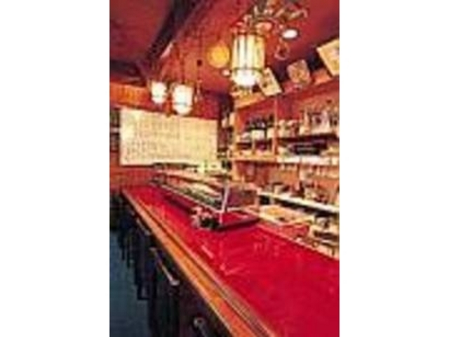 カウンター脇のホワイトボードにオススメが_居酒屋・割烹 海女小屋