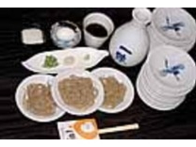 出石焼の小皿五皿に盛られてくる(一人前)_出石皿そば一鶴