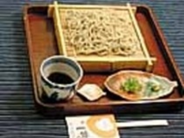玄そばを丸抜きし水ごねで打ち上げる_出石皿そば一鶴