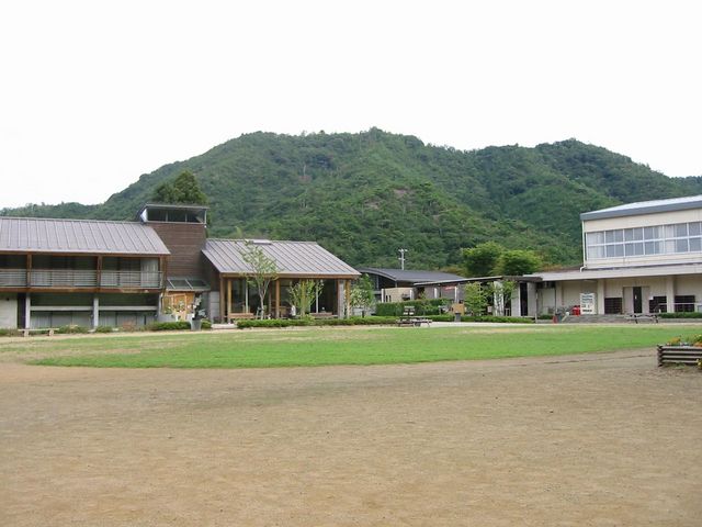 小学校だった建物です_かいづか温泉リゾート ほの字の里