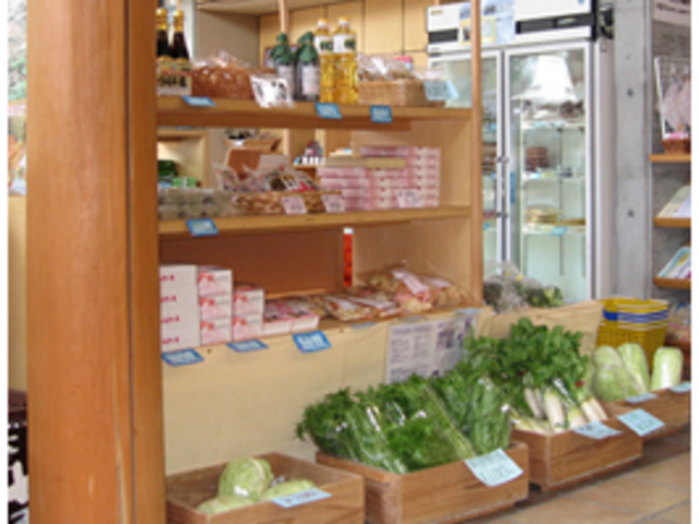 お土産物と一緒に地元の野菜も販売しています_かいづか温泉リゾート ほの字の里