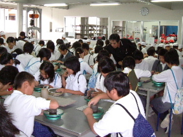 学生もたくさん体験しています_備前焼窯元備州窯