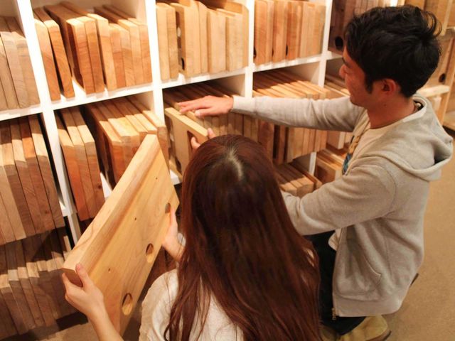 木の種類や木目を見ながら、お好きな板を選択_木の暮らし 福井店