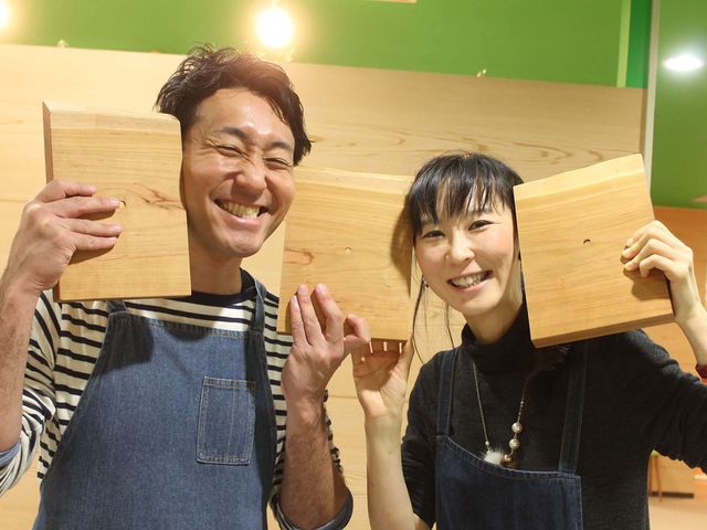 やすりを使って仕上げ作業_木の暮らし 福井店