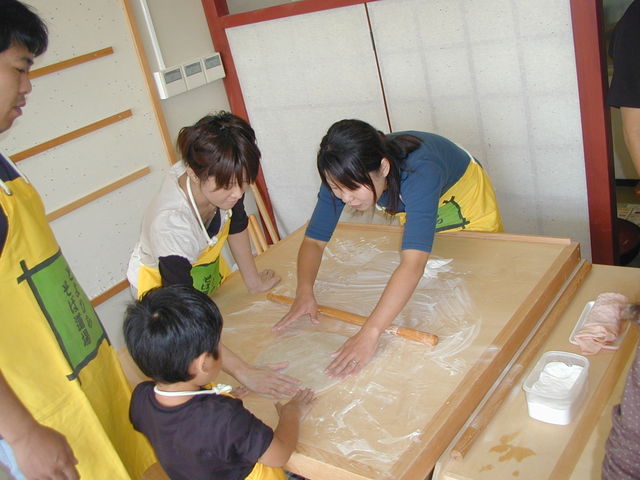 ご家族・ご友人と楽しく「そば打ち」ができます。
1組(そば打ち台1台につき)5名様まで。
※1組 1〜3名様程度で体験されるのがお勧めです。_豊平そば道場