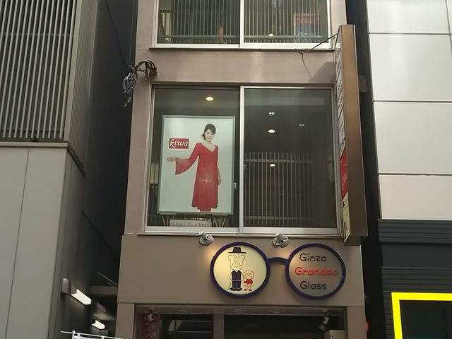ビルの4階まで階段を登ると癒しの空間が待っています。_フクロウカフェもふもふ銀座店