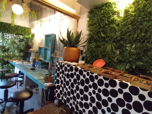 店内は観葉植物がいっぱいで優しい空間です!_ガラス工房nazuna薺