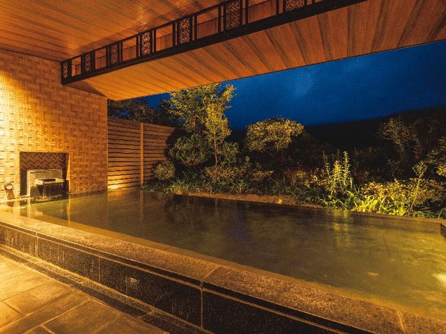 温泉 夜の露天風呂_箱根仙石原プリンスホテル