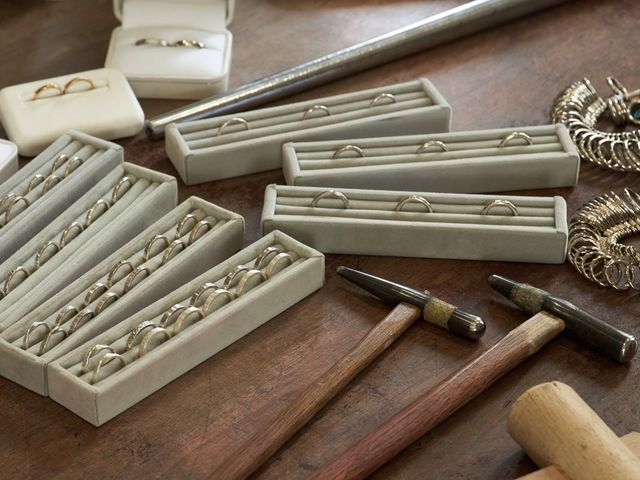 沢山のサンプルで、お客様の好みと指にあったリングを探していただけます。_金工舎