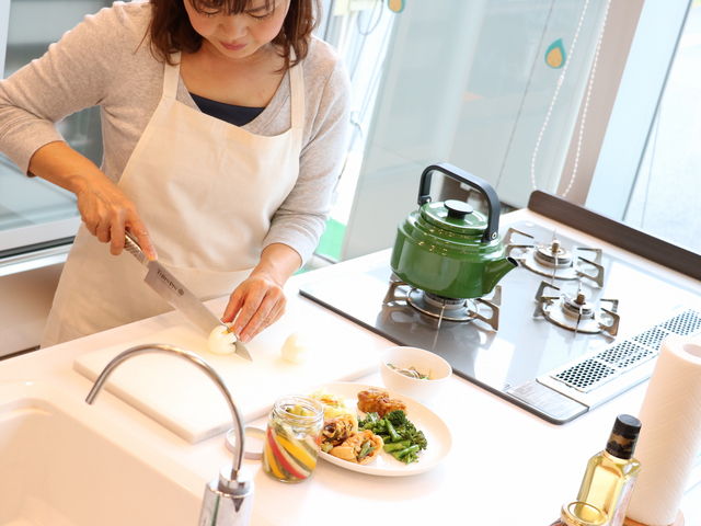 代表であり、講師の伊是名さん_カエプロジェクト〜伊是名カエ料理教室〜