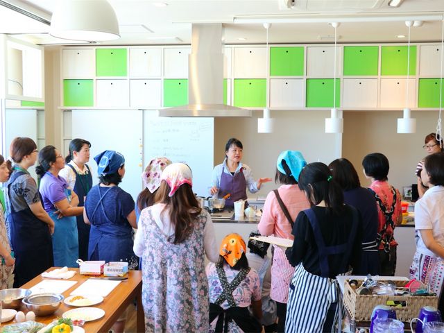 料理体験をしている様子_カエプロジェクト〜伊是名カエ料理教室〜