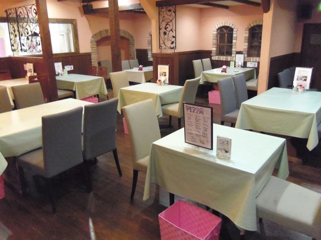 広々とした空間でくつろいで頂けるテーブル席。_ねこと遊べるお店 にゃおかふぇ