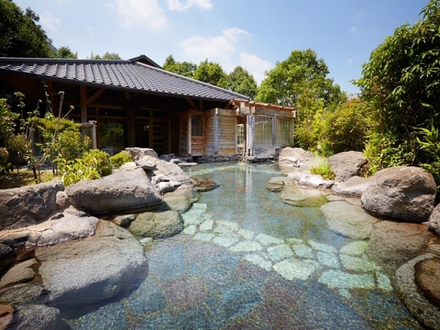 広々の大露天風呂で癒しの時間をお過ごしください。_名苑と名水の宿 梅園