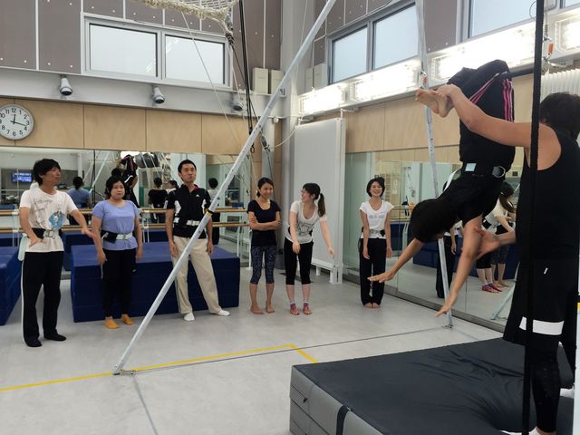 最初は低い練習用のバーで説明を受けます。_Fly'n Fit Trapeze Studio