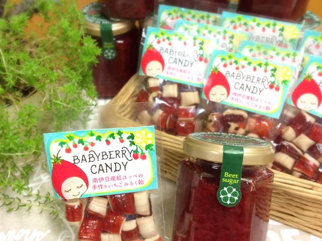 大切に育てた紅ほっぺで作った「苺ジャム」と「苺みるく飴」もお土産として人気です。_Baby Berry Farm