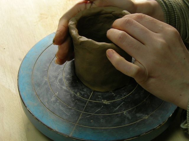 ひも作りで成形。ゆのみ・カップ・酒器・花器・鉢・お茶碗などを作ります_真空陶房