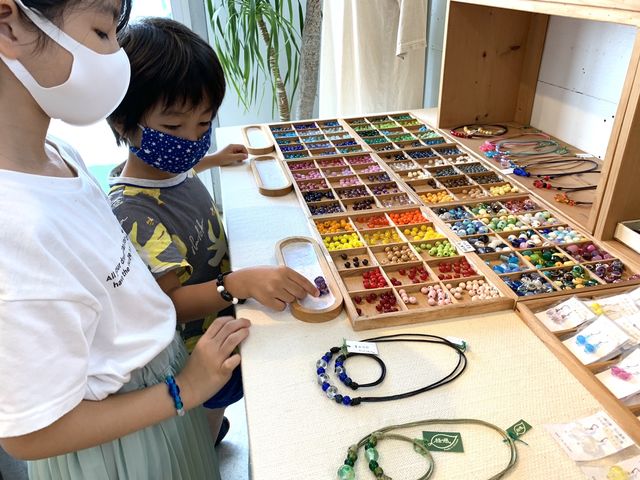 好きなとんぼ玉を選びます。_とんぼ玉工房緑の風