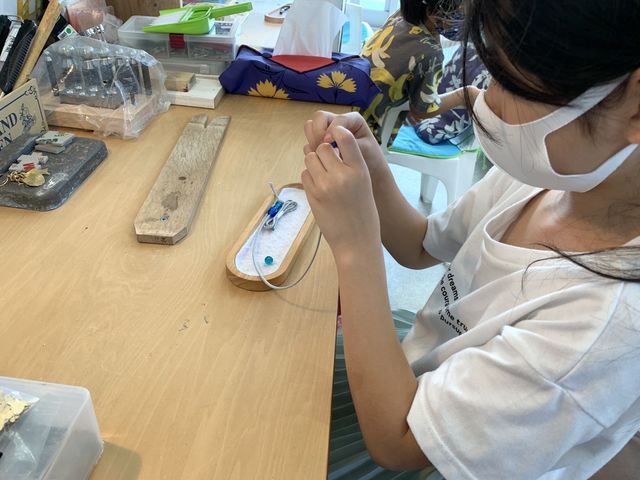 紐にとんぼ玉を通して、お客様自身で結び仕上げて頂きます。_とんぼ玉工房緑の風