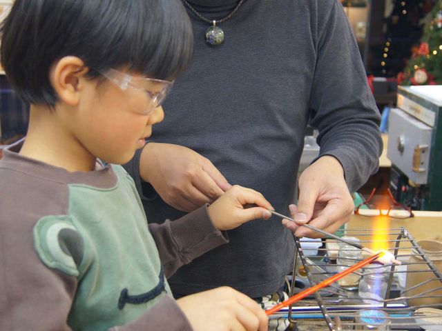 職人と一緒に作品を作ります。_ガラス工房とよもと