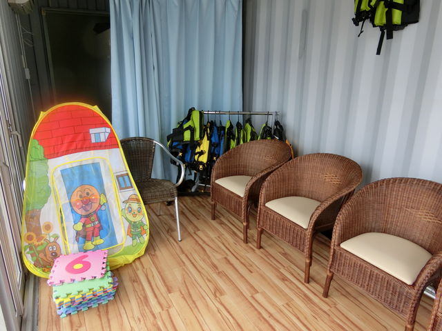 更衣室のほか、見学用スペースもあり。小さなお子様と一緒に見学いただけます_徳島新鮮なっとく市