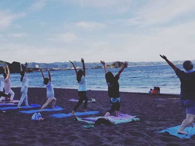 夕暮れの砂浜でヨガ体験♪ _太海海岸ビーチボックス