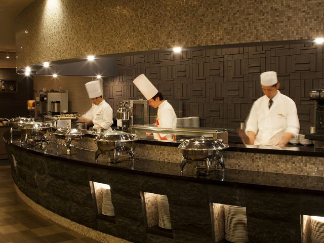 ライブキッチンでは出来立てのお料理をご堪能_湯本富士屋ホテル
