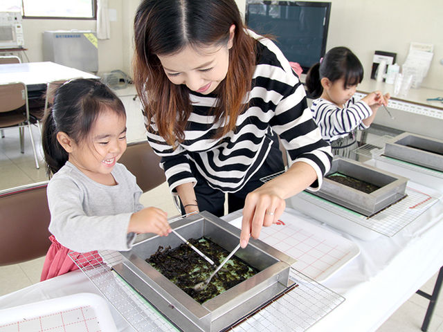 板海苔づくり体験
海苔を専用の枠に流し込みます_高橋總本舗