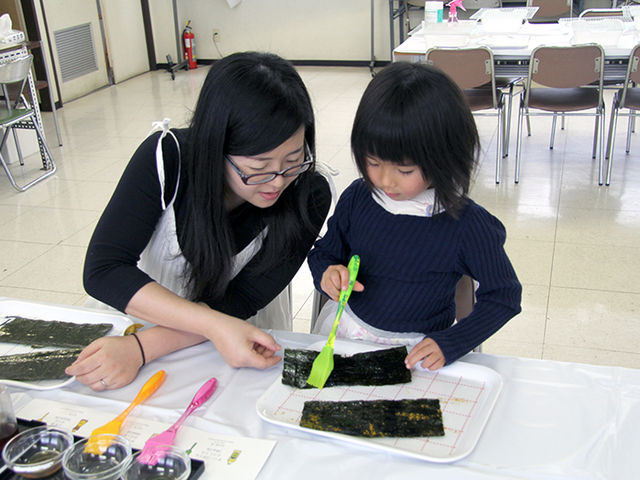 味付け海苔体験
板海苔に油を塗ってお好みの調味料を振りかけます_高橋總本舗