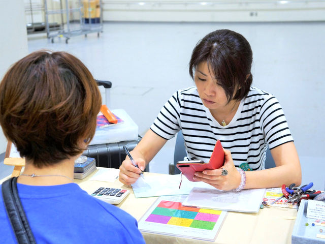 1階・奥 数秘術鑑定
オリジナル複合数秘を用いてアドバイスや運気など鑑定を行なっています_天然石専門店 砂の工房bibi