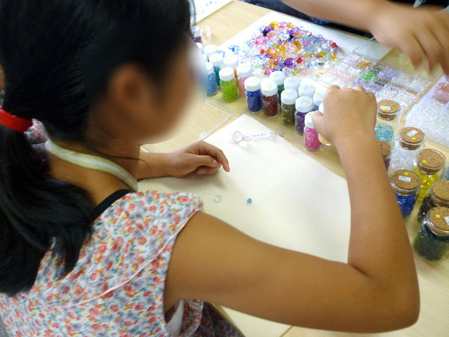 楽しく丁寧にお手伝いしますので、子供さんでも作っていただけます_天然石専門店 砂の工房bibi