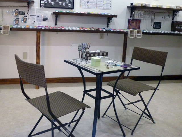 お話しをしながらゆっくりとオリジナルブレス等をお作りしています_天然石専門店 砂の工房bibi