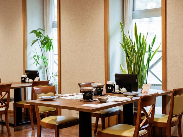 明るく開放感あふれるレストランで、旬のお料理をお楽しみください。_亀の井ホテル 有馬