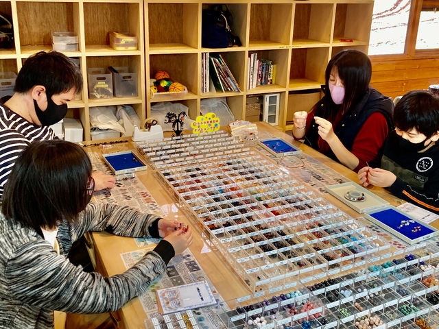 それぞれお好きなコースをご一緒にご体験いただけます♪_体験工房和楽日 天然石アクセサリー作り