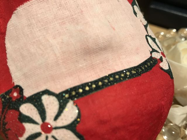 赤い布を全体に貼って、クリスマス柄の布からカットしました。_だるチャンのおうち
